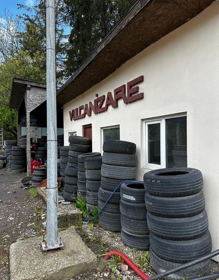 Anvelope pregătite, cu dimensiunile marcate, la atelierul din Predeal