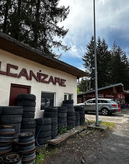 Atelierul VULCANIZARE de pe DN1, la limita Azuga–Predeal