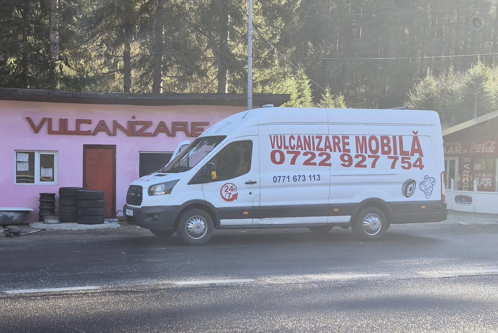 Autoutilitara de vulcanizare mobilă, în fața atelierului de pe DN1